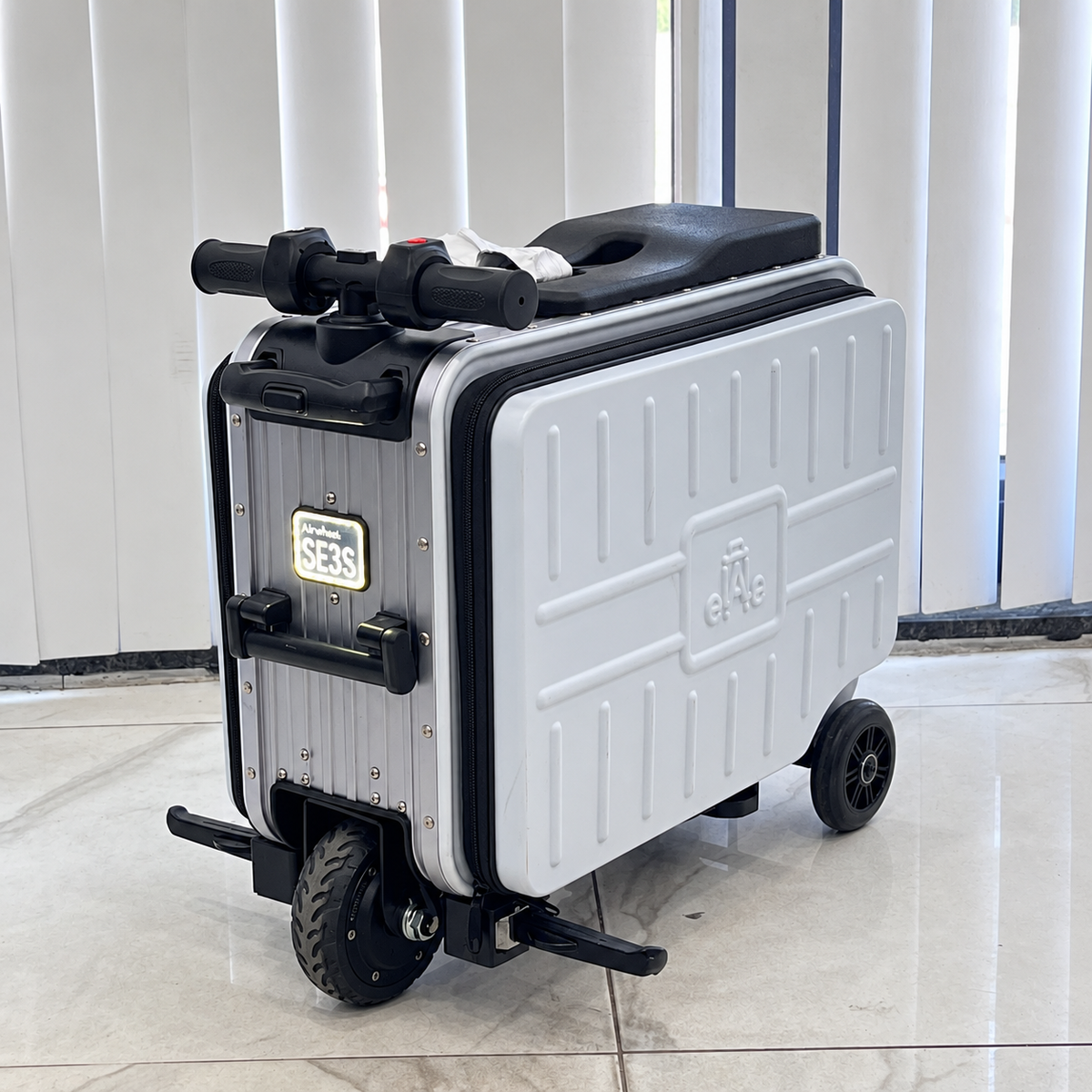 OUTLET-ELEKTRİKLİ BİNEBİLİR VALİZ – VALİZ VE SCOOTER BİR ARADA!